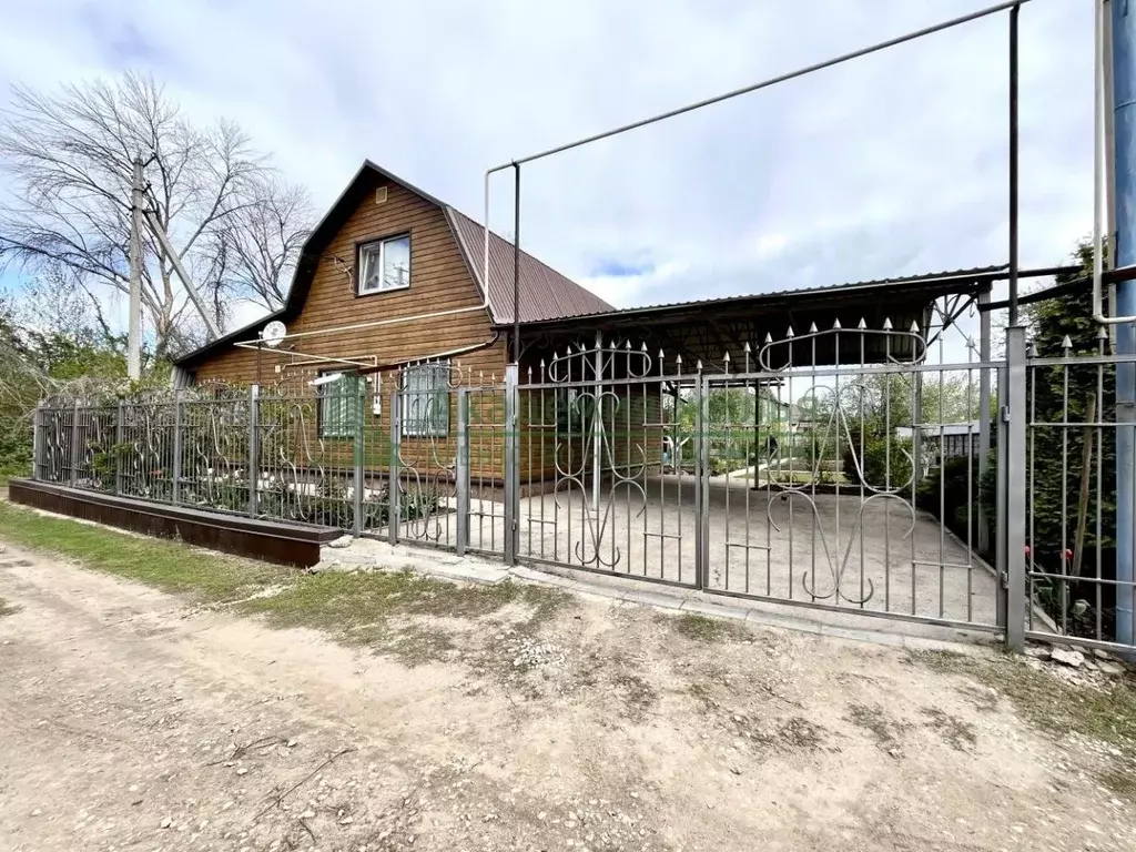 Дом в Саратовская область, Энгельсский район, Красноярское ... - Фото 0