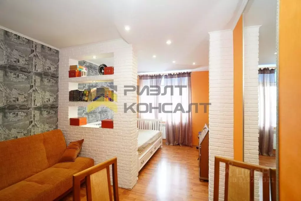 2-к кв. Омская область, Омск просп. Комарова, 15 (70.0 м) - Фото 0