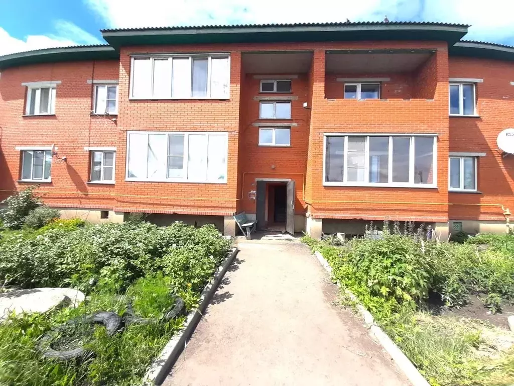 3-к кв. Омская область, Любинский рп ул. Почтовая, 40 (76.4 м) - Фото 1