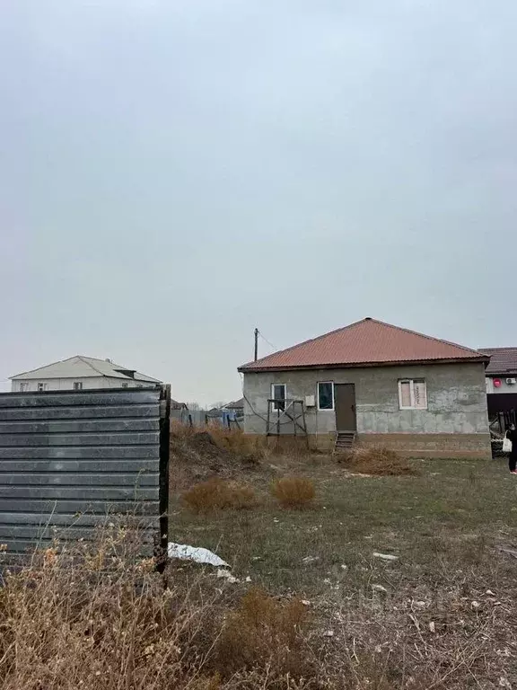 Дом в Астраханская область, с. Красный Яр ул. Березовая, 16 (180 м) - Фото 0