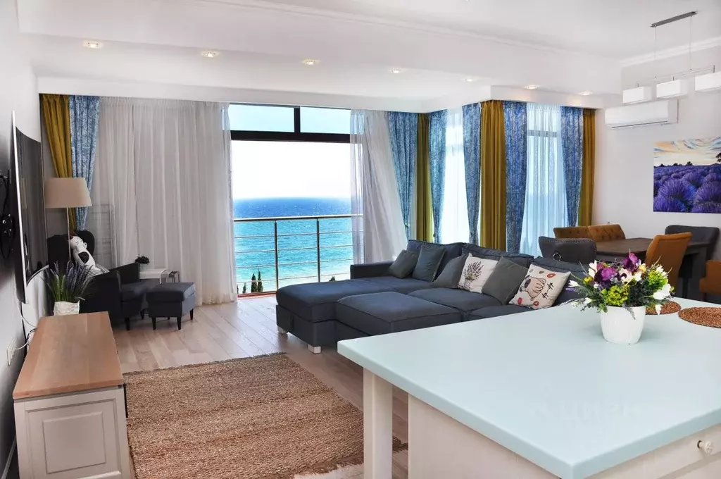 2-к кв. Крым, Алушта аллея Декабристов, 5 (126.3 м) - Фото 1
