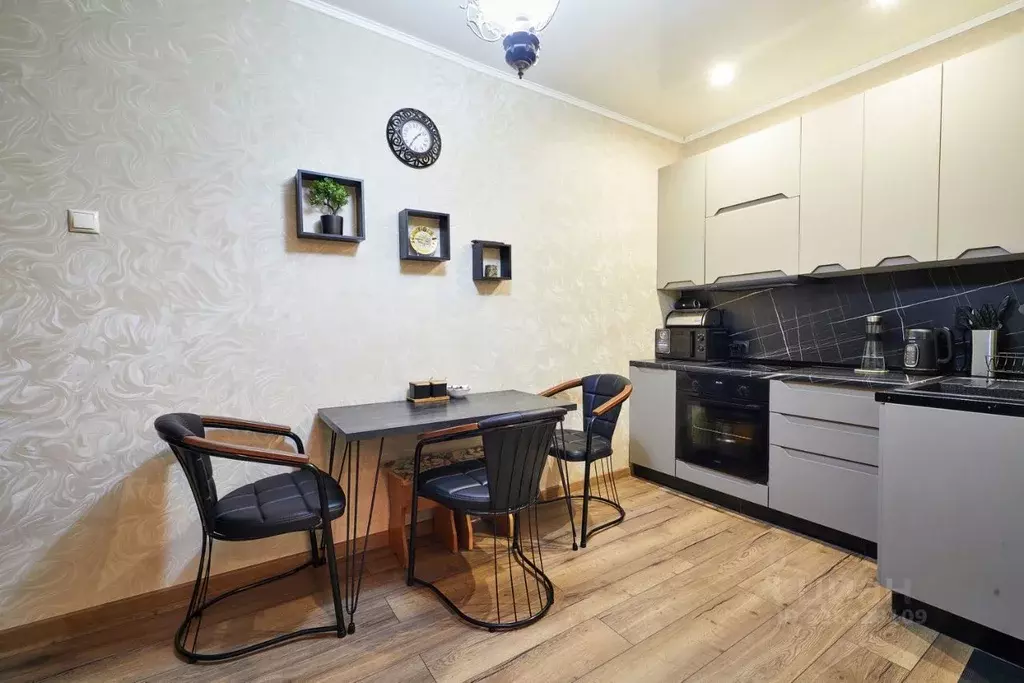 2-к кв. Челябинская область, Челябинск ул. Братьев Кашириных, 131 ... - Фото 1