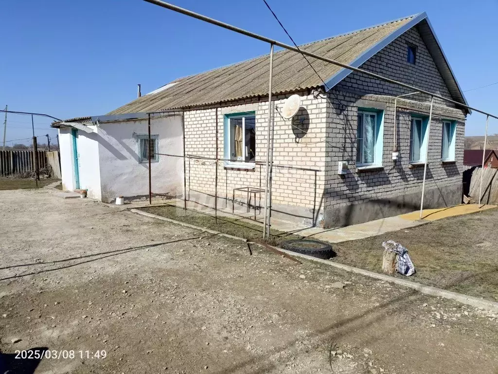 Дом в Калмыкия, Целинный район, с. Троицкое  (110 м) - Фото 1