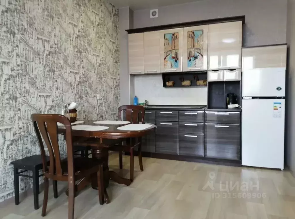 2-к кв. Алтайский край, Барнаул ул. Антона Петрова, 221Г/2 (40.0 м) - Фото 1