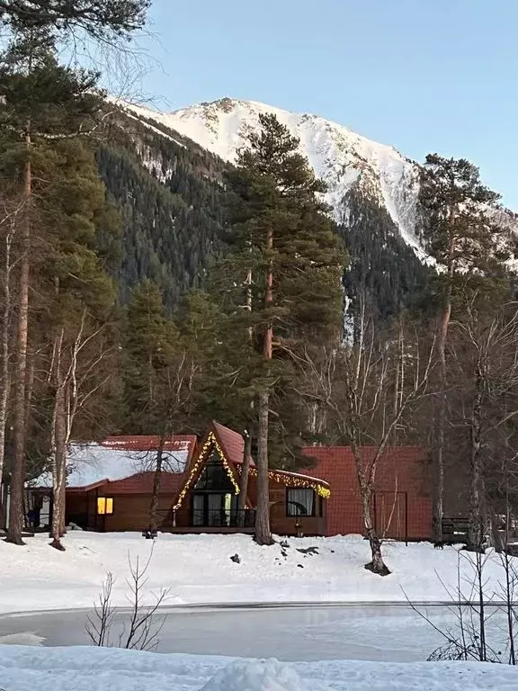 Дом в Карачаево-Черкесия, Зеленчукский район, с. Архыз ул. Ленина, 8/2 ... - Фото 0