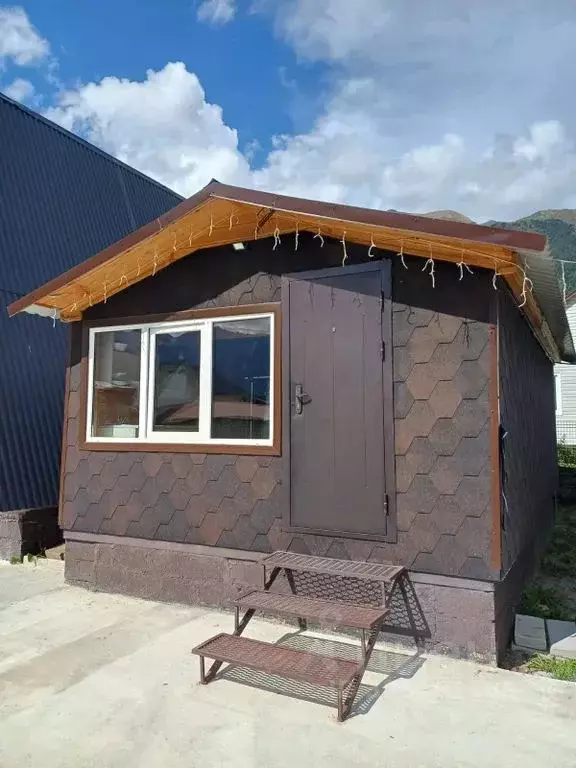 Дом в Карачаево-Черкесия, Зеленчукский район, с. Архыз ул. Мира, 5Е ... - Фото 1