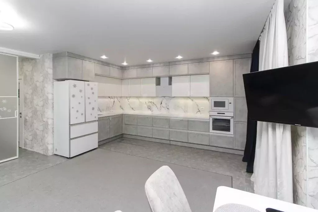 3-к кв. Тюменская область, Тюмень ул. Мельникайте, 30к1 (106.9 м) - Фото 1