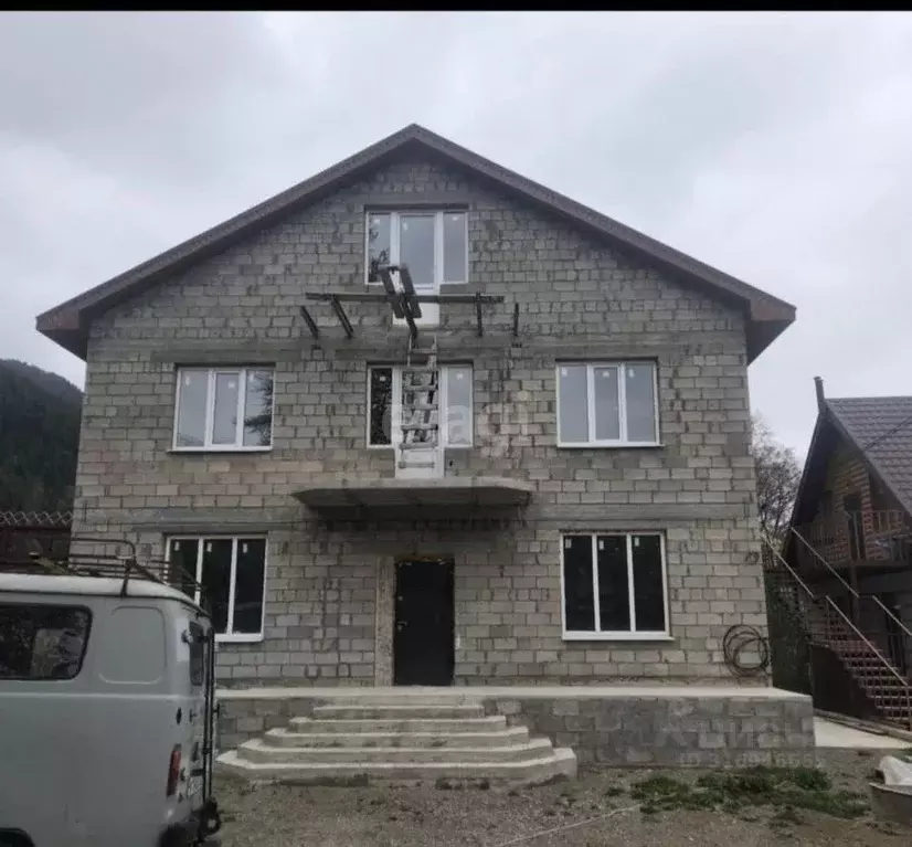 Дом в Карачаево-Черкесия, Зеленчукский район, с. Архыз ул. Алиева, 9 ... - Фото 0