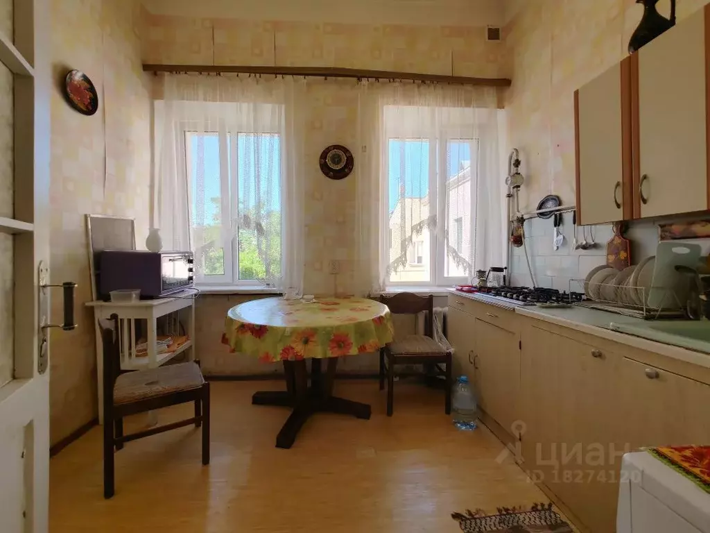 2-к кв. Крым, Феодосия бул. Адмиральский, 22 (50.0 м) - Фото 1