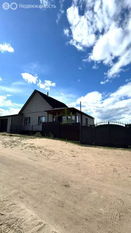 Дом в село Нижний Саянтуй, улица Толбоева (163 м) - Фото 1