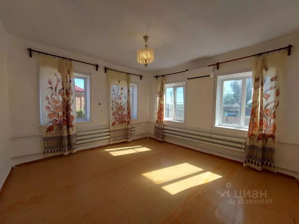 Дом в Ставропольский край, Новоалександровск  (100 м) - Фото 1