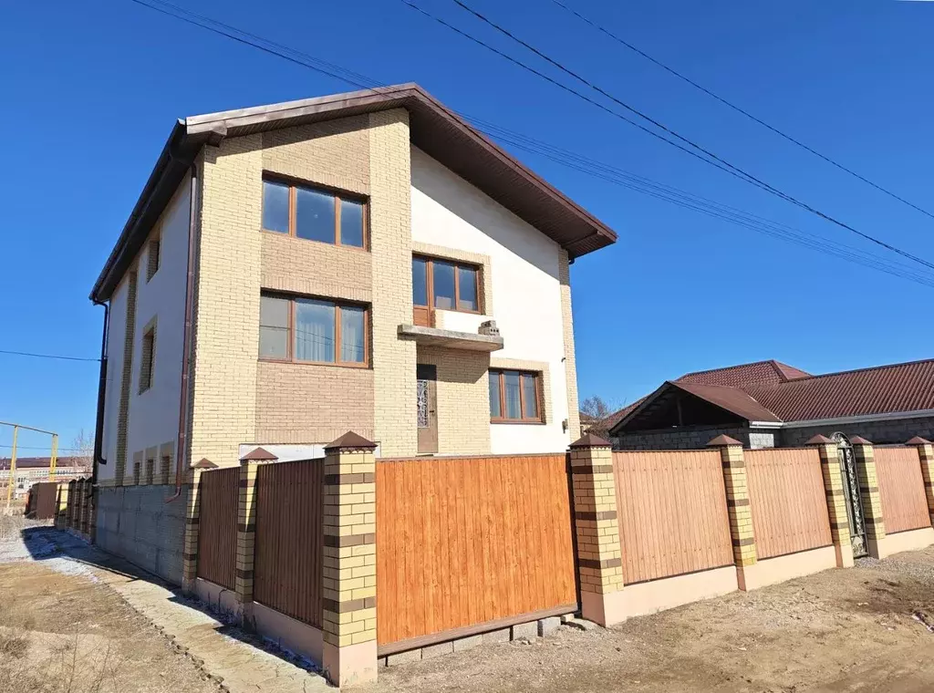 Дом в Астраханская область, Наримановский район, с. Солянка ... - Фото 1