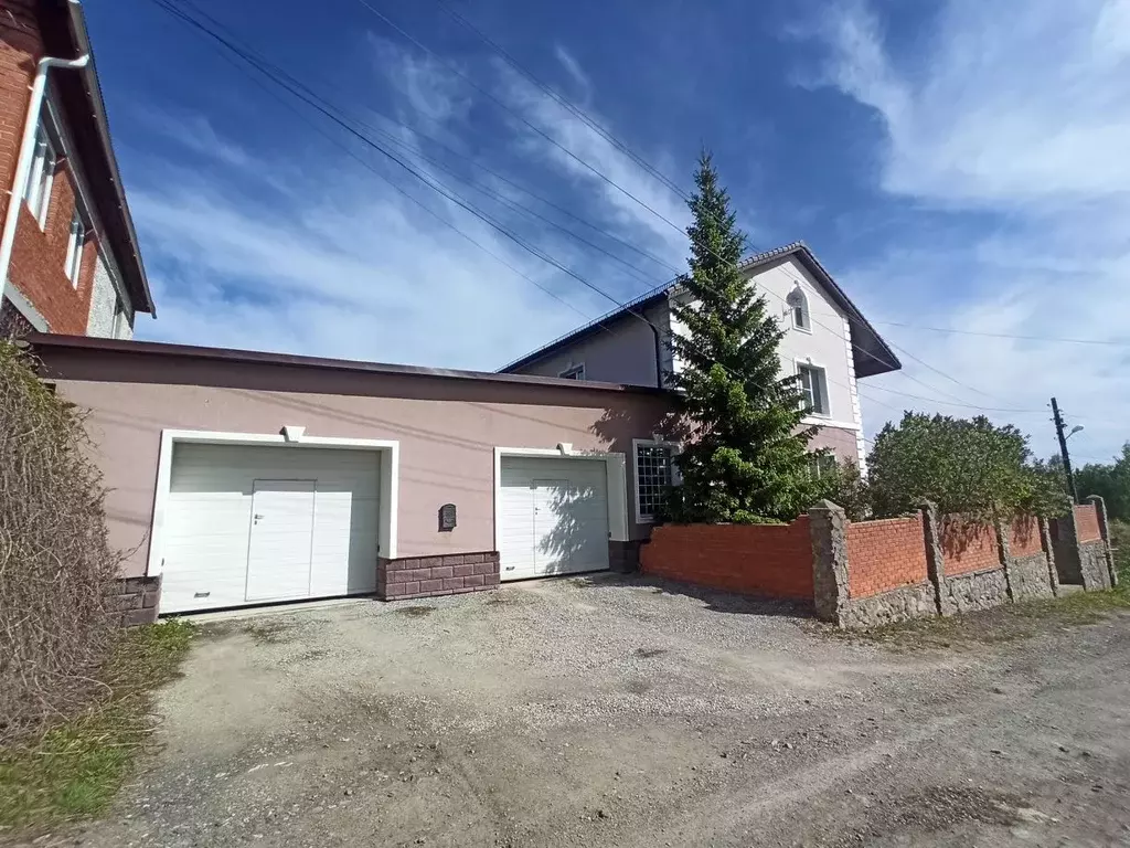 Коттедж в Свердловская область, Кировград ул. Достоевского (260 м) - Фото 1
