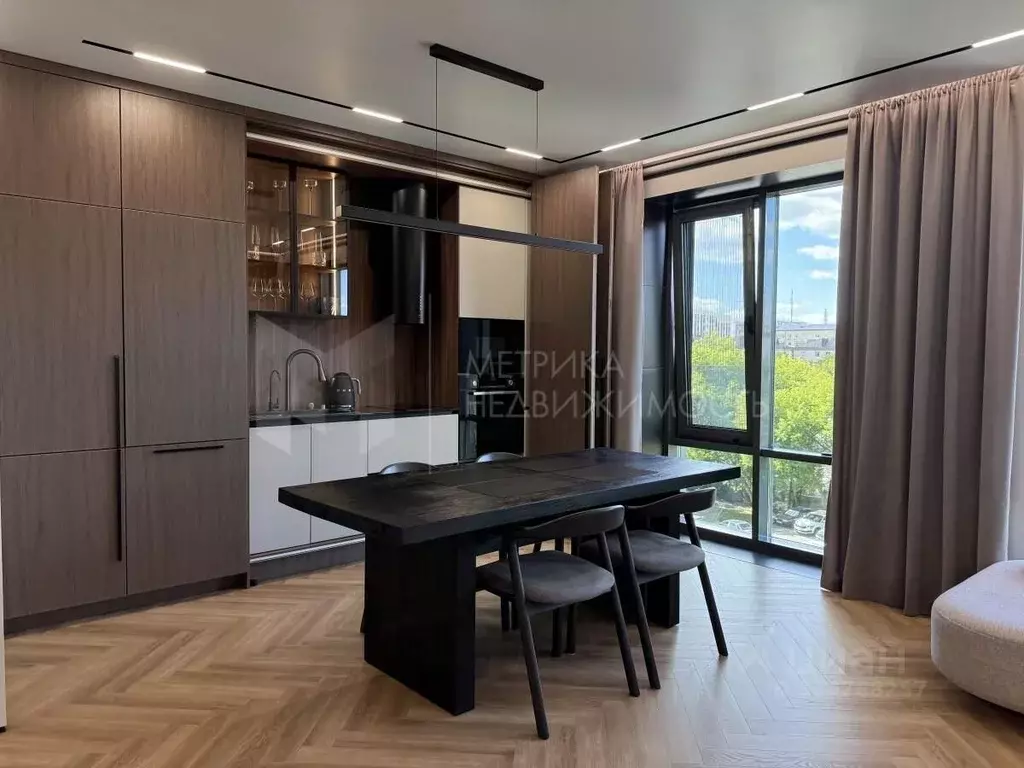 2-к кв. Тюменская область, Тюмень ул. Николая Машарова, 2 (74.5 м) - Фото 0