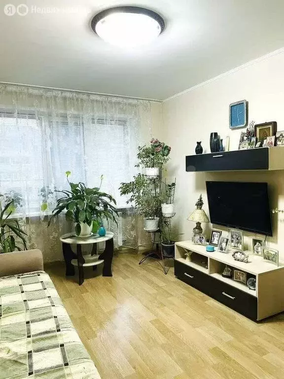 3-комнатная квартира: Киров, микрорайон Радужный, проспект Строителей, ... - Фото 1