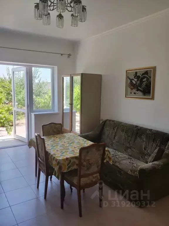 1-к кв. Крым, Сакский район, с. Уютное ул. Молодежная, 2 (40.0 м) - Фото 1