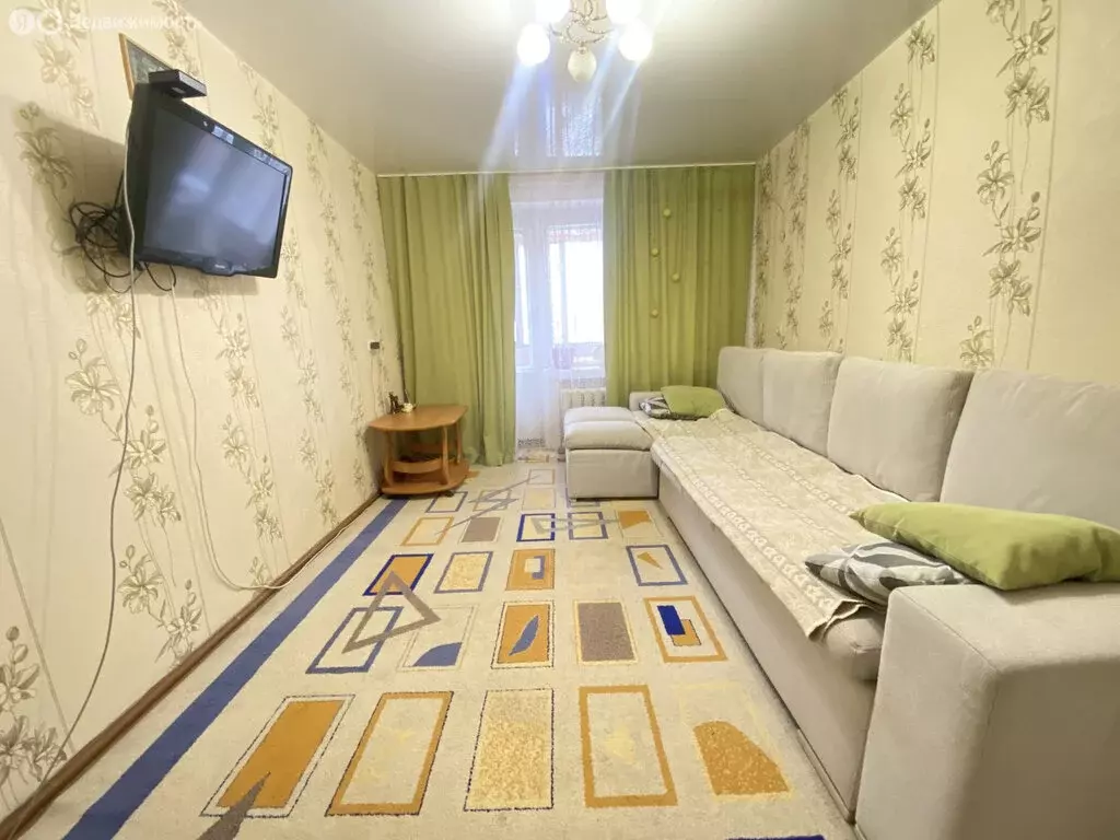 3-комнатная квартира: Воткинск, улица Луначарского, 24 (50 м) - Фото 1