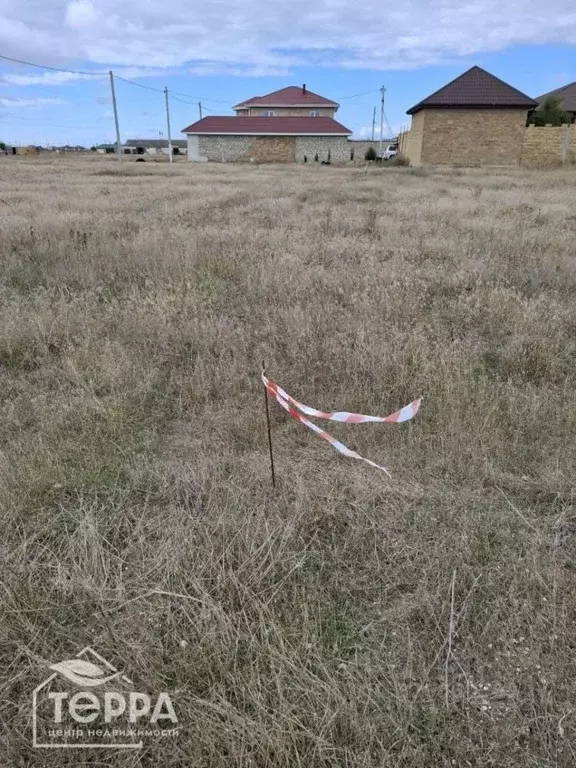 Участок в Крым, Сакский район, с. Уютное ул. Садовая (6.0 сот.) - Фото 1