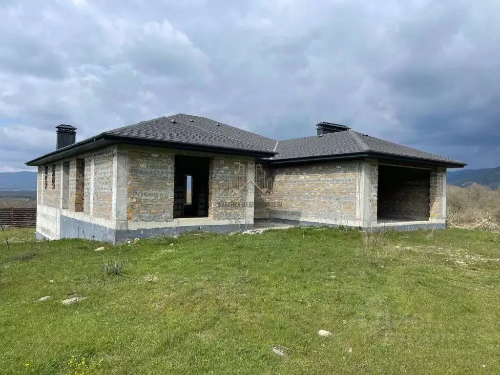 Дом в Севастополь с. Подгорное, ул. Уютная, 7 (285 м) - Фото 1