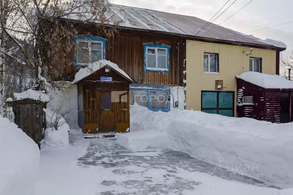 Дом в Кемеровская область, Таштагол ул. Калинина, 10-1 (200 м) - Фото 1