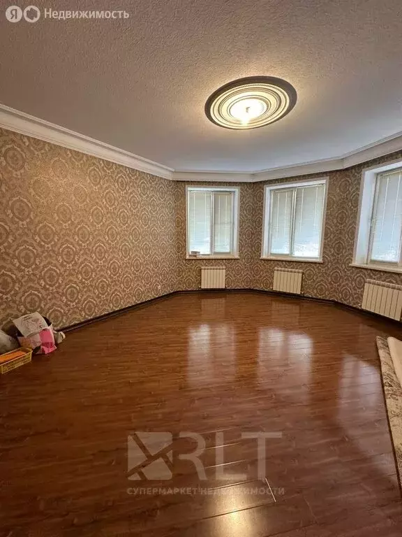 Дом в Махачкала, проспект Амет-хана Султана, 12А (250 м) - Фото 1