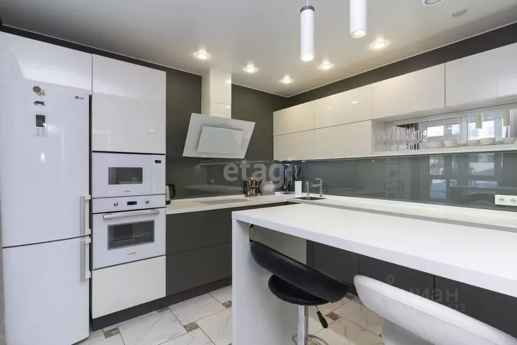 3-к кв. Тюменская область, Тюмень ул. Федюнинского, 30к2 (87.7 м) - Фото 1