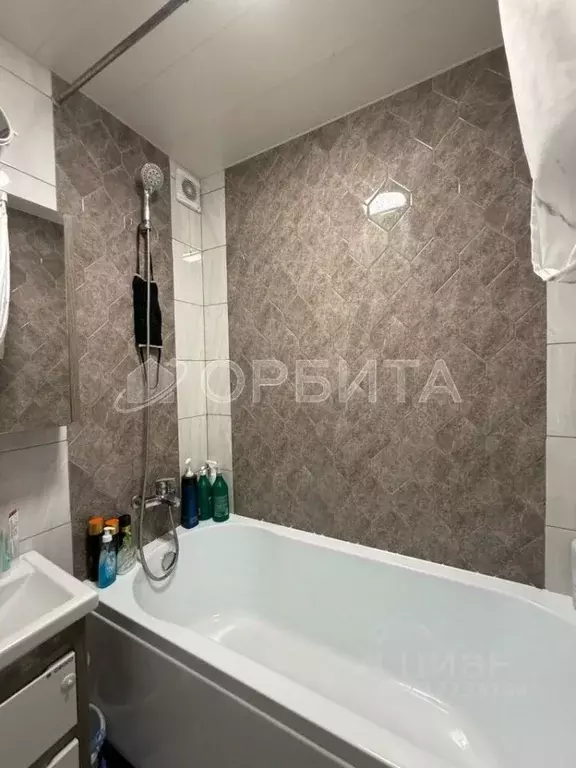 2-к кв. Тюменская область, Тюмень ул. Елизарова, 30 (50.0 м) - Фото 1