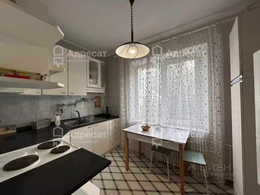 4-к кв. Волгоградская область, Волгоград ул. Кирова, 98 (81.5 м) - Фото 0