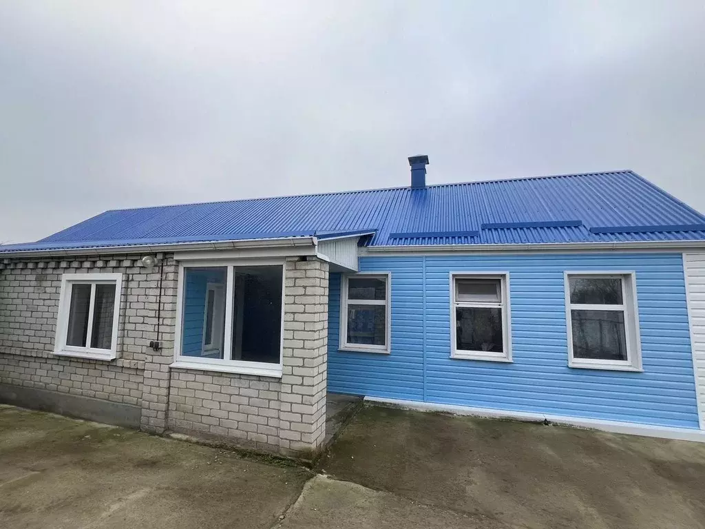 Дом в Краснодарский край, Гулькевичский район, с. Новоукраинское ул. ... - Фото 1