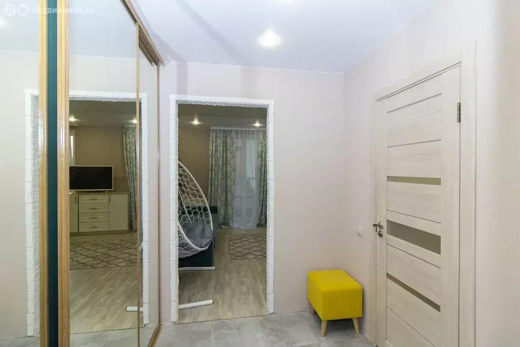 Квартира-студия: Тюмень, улица Андрея Бушуева, 2 (30.4 м) - Фото 1