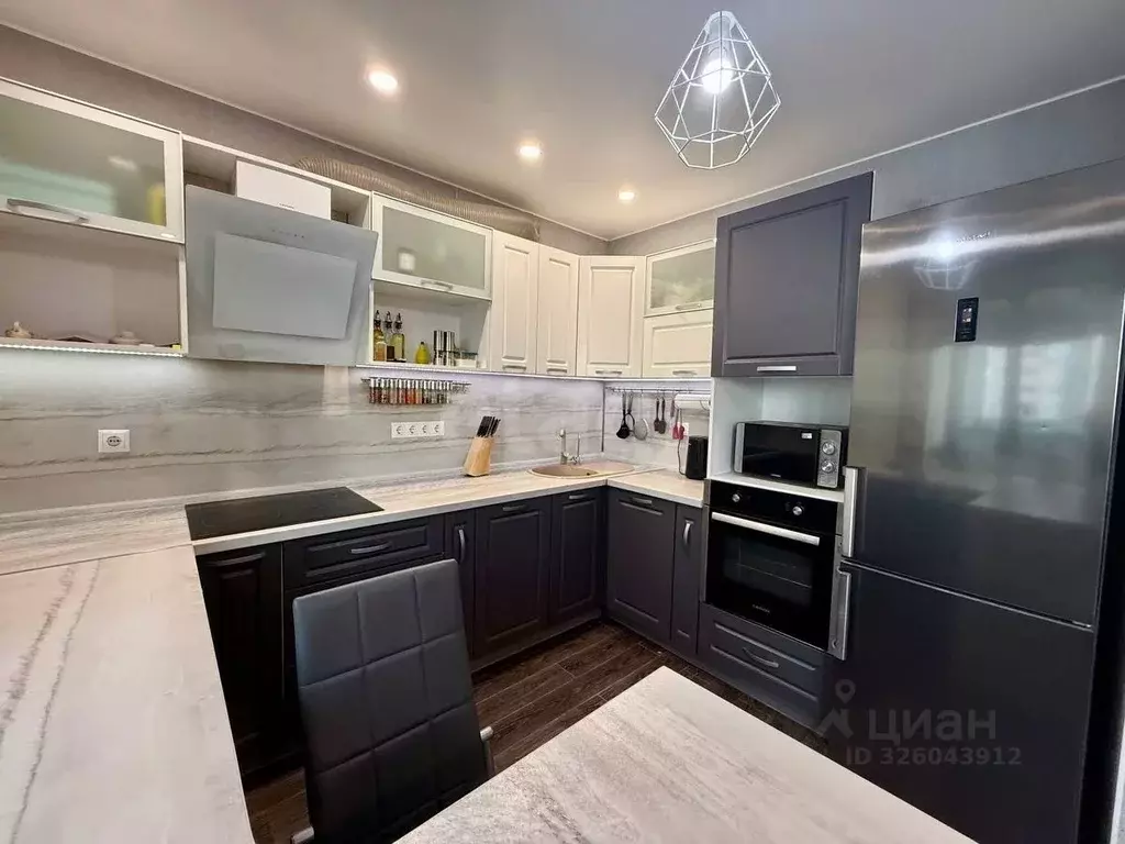 2-к кв. Тюменская область, Тюмень ул. Газопромысловая, 2 (64.1 м) - Фото 1