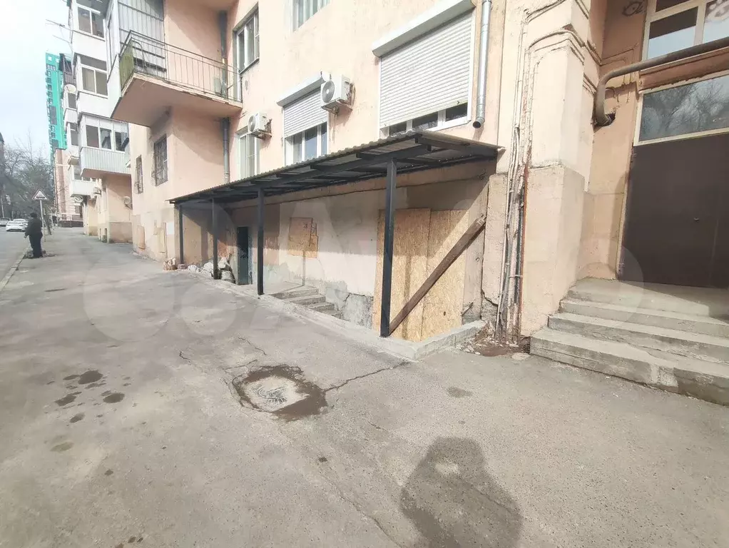 Цоколь с двумя входами и окнами на Островского 120 - Фото 0