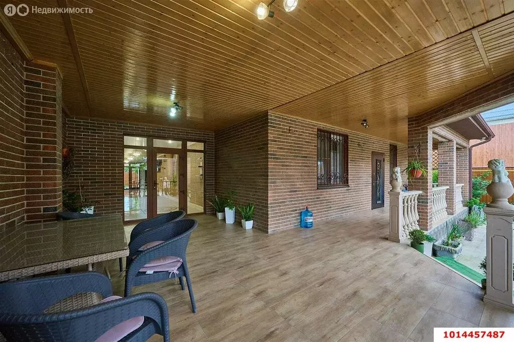 Дом в посёлок Российский, улица имени В.М. Комарова, 90 (300 м) - Фото 0
