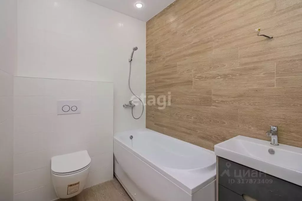 3-к кв. Тюменская область, Тюмень ул. Александра Звягина, 9 (89.5 м) - Фото 0