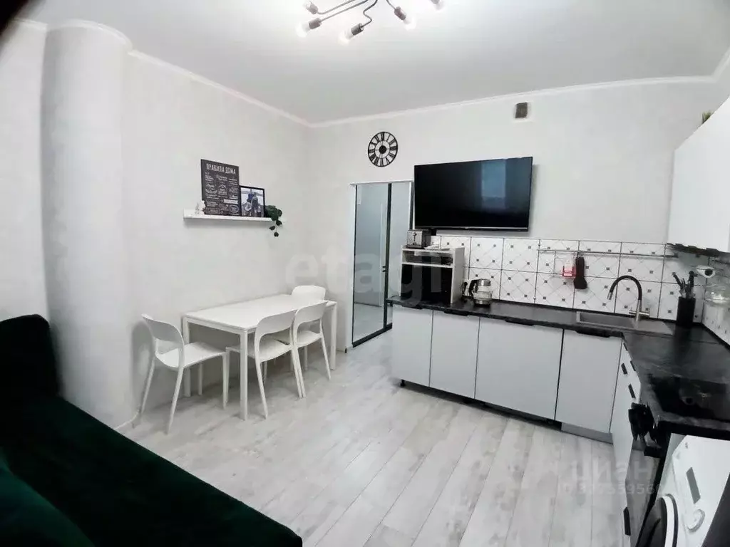 2-к кв. Тюменская область, Тюмень ул. 50 лет ВЛКСМ, 13 (80.0 м) - Фото 1