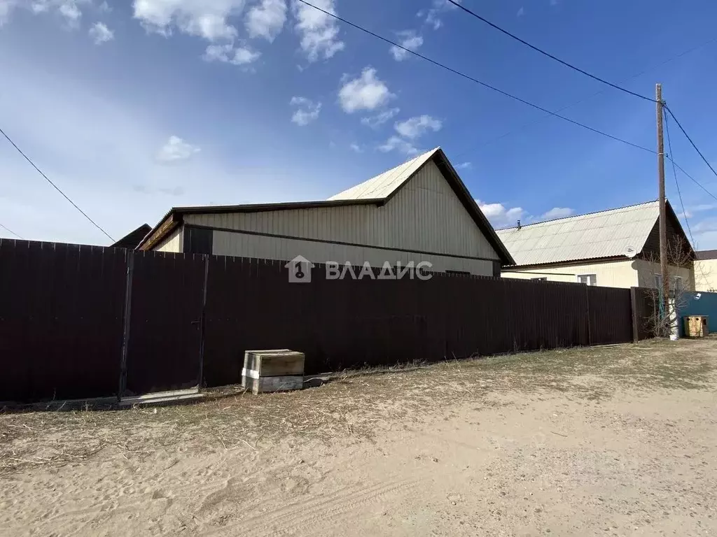 Дом в Бурятия, Улан-Удэ ул. Соловьиная, 9 (100 м) - Фото 1