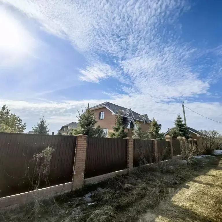 Дом в Самарская область, Кинельский район, Сколково с/пос, с. ... - Фото 1