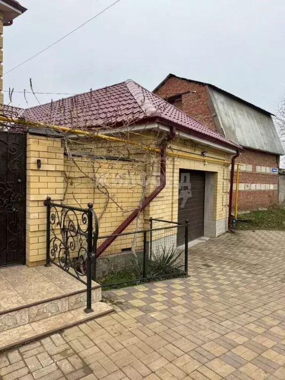 Дом в Астраханская область, Астрахань 40А (200 м) - Фото 1