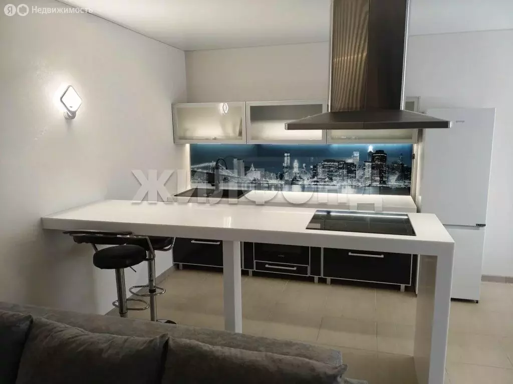 2-комнатная квартира: Барнаул, улица Антона Петрова, 222А (80 м) - Фото 1