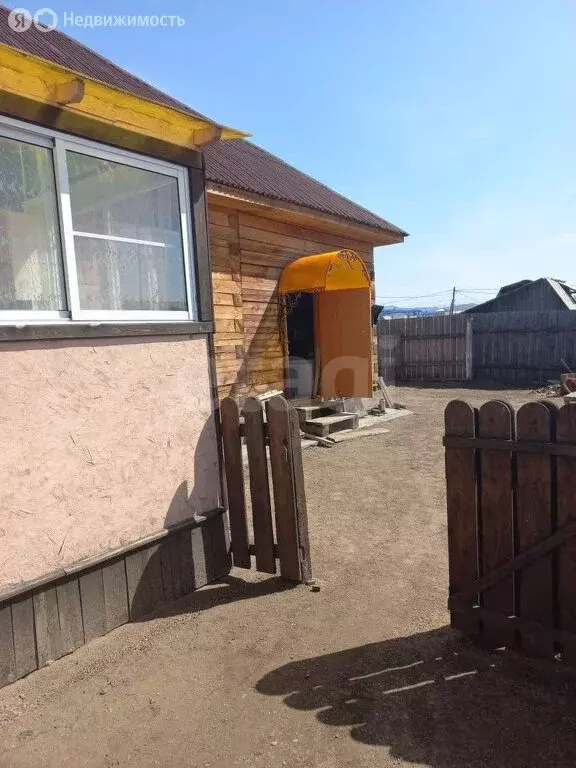 Дом в село Нижний Саянтуй, Октябрьская улица (115 м) - Фото 1