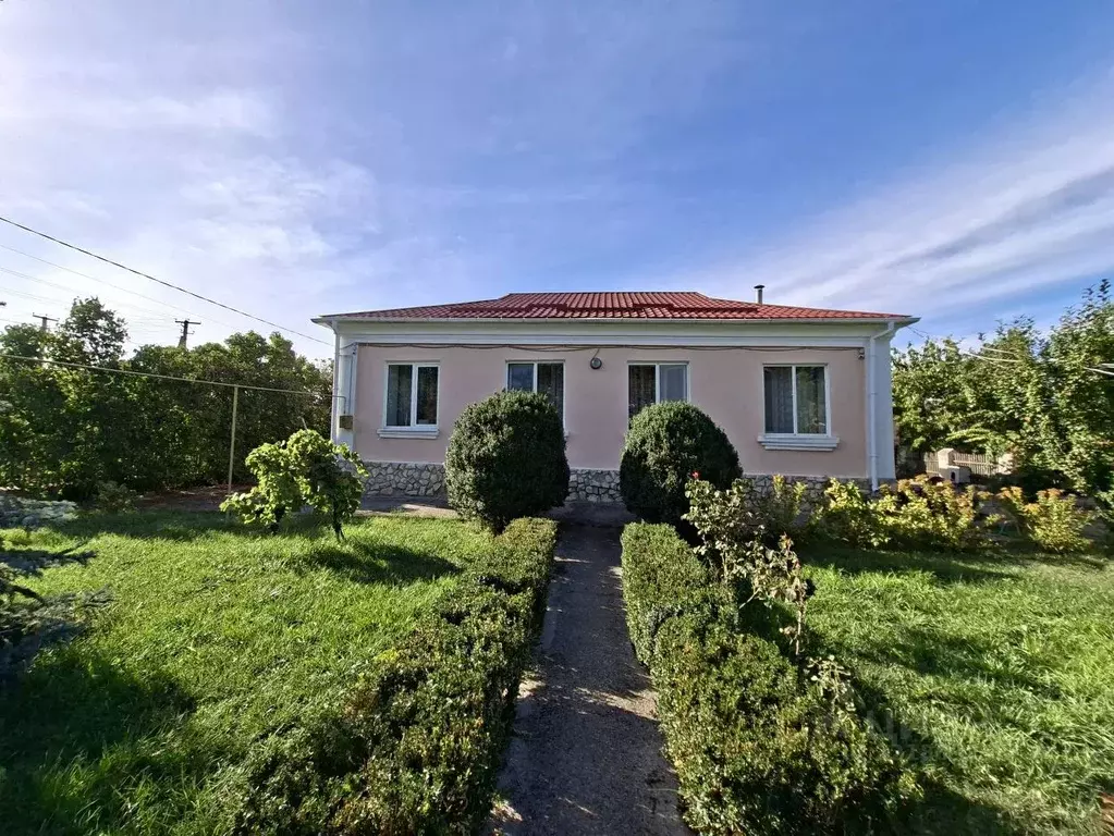 Дом в Крым, Кировский район, Первомайское с/пос, с. Первомайское ул. ... - Фото 1