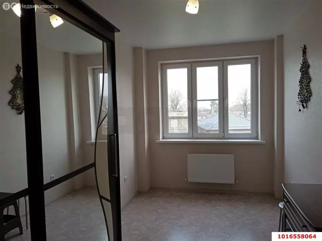 3-комнатная квартира: посёлок городского типа Черноморский, улица ... - Фото 1