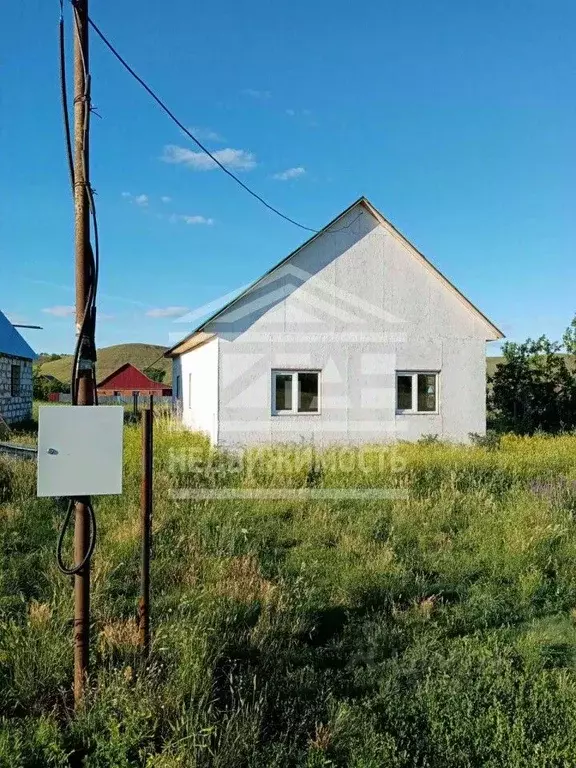 Дом в Оренбургская область, Бузулукский район, с. Сухоречка ... - Фото 1