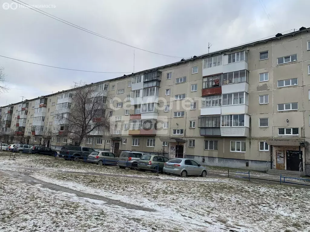 3-комнатная квартира: Каменск-Уральский, улица Дзержинского, 37к2 (58 ... - Фото 1