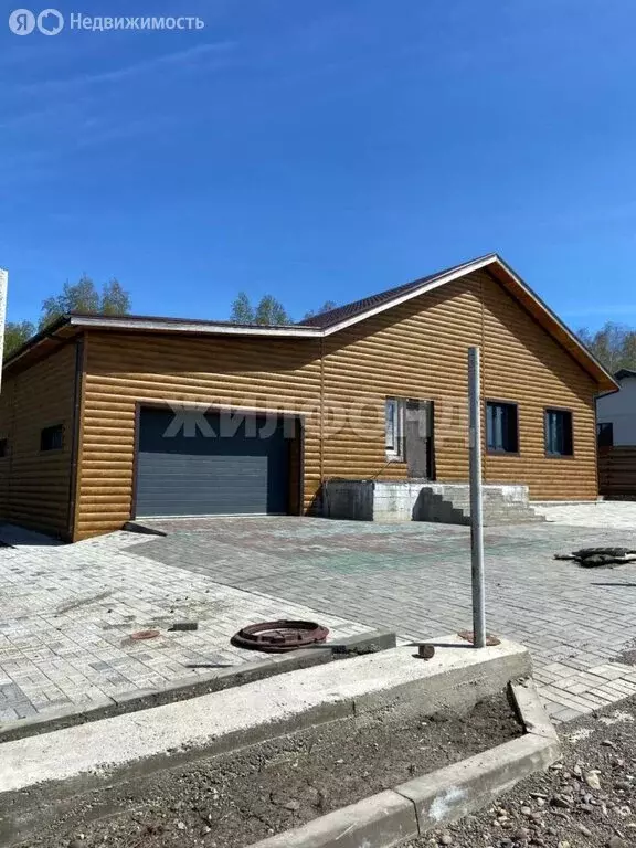 Дом в посёлок городского типа Емельяново, Спортивная улица (282 м) - Фото 1