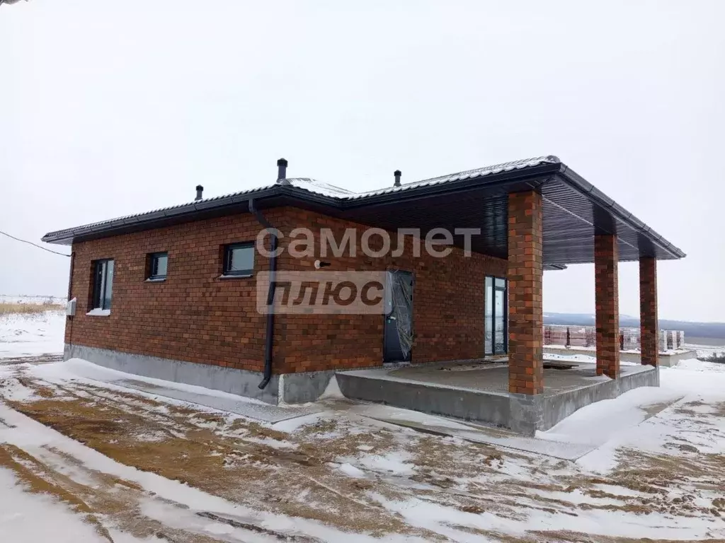 Дом в Саратовская область, с. Усть-Курдюм ул. Мусы Джалиля (100 м) - Фото 0