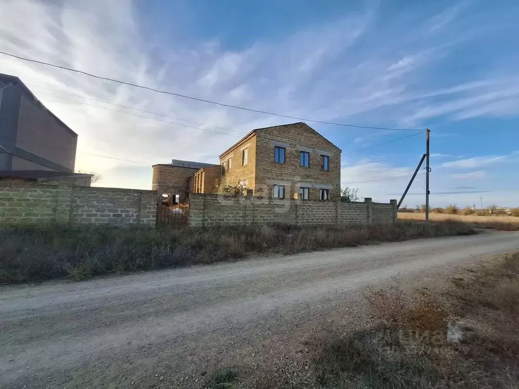 Дом в Крым, Сакский район, Ореховское с/пос, с. Михайловка ул. ... - Фото 1