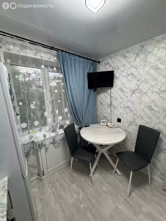 3-комнатная квартира: Кыштым, улица В.А. Дёмина, 4 (56.8 м) - Фото 1