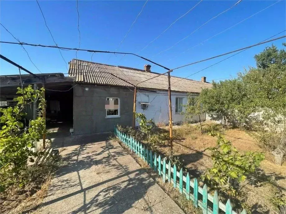 Дом в Крым, Черноморский район, Новоивановское с/пос, с. Хмелево ул. ... - Фото 1