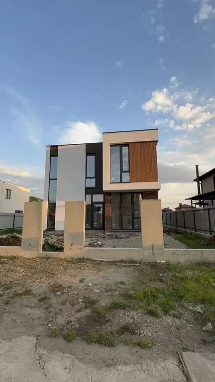 Дом в Краснодарский край, Краснодар ул. Имени Николая Жугана, 50 (150 ... - Фото 1